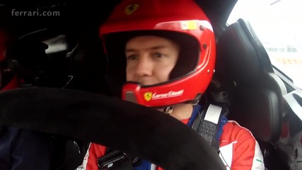 Себастиан Фетел кара Ferrari Fxxk и отговаря на въпроси от фенове