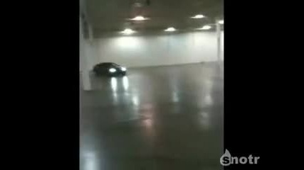 Пичага прави дрифт и едва не се блъска!!!