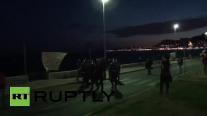 Italy: Pro-refugee activists, refugees clash with police as they block road