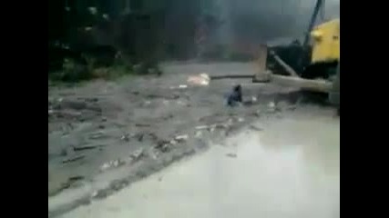 Шофьор и камиона му падат в река 