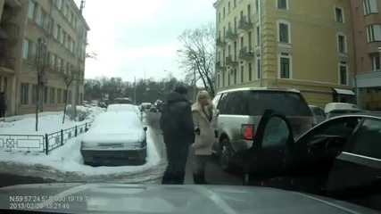 Блондинка с Range Rover блъска кола при каране назад