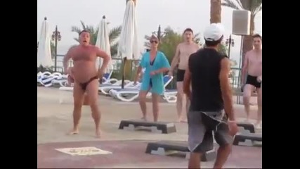 Пухкав турист скри шапката на всички