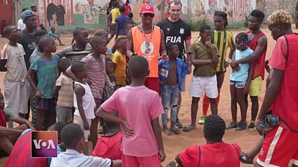 Как в Африка футболът помага на децата да се развиват успешно
