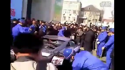 Китаец си смля ламборджинито - видео