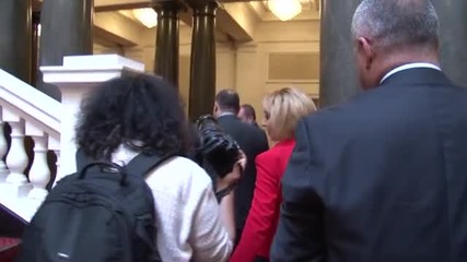 Мая Манолова почерпи с череши в парламента