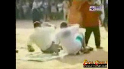 Слон Се Изсира Върху Хора
