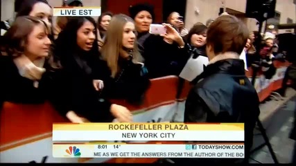 Джъстин раздава автографи - Today Show 2011 