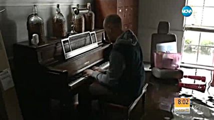 ТРОГАТЕЛНИ КАДРИ: Пастор свири на пиано след урагана „Харви”