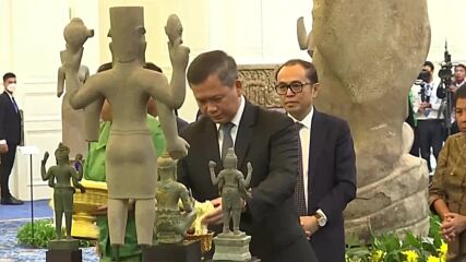 Камбоджа празнува с церемония за върнати на заграбени ценни антики
