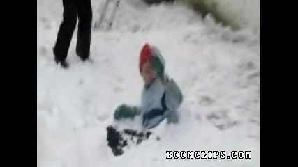 Чистене на сняг от покрива ( смях ) 