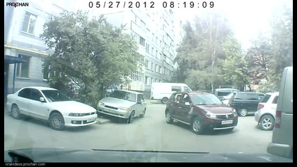 Жена, която се опитва да паркира колата си !!!