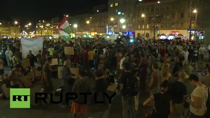 Унгария: Хиляди бежанци молят за състрадание пред гарата в Келети