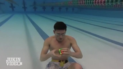 Удивително редене на кубчето на Рубик под вода | 3 кубчета за 1 минута