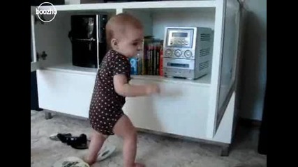 Бебе Усилва Музиката На Max 
