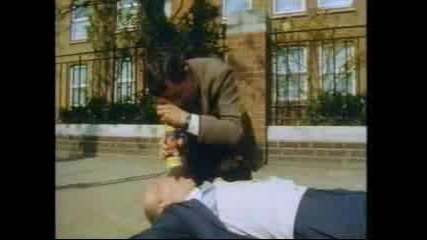Mr Bean Спасява Човек