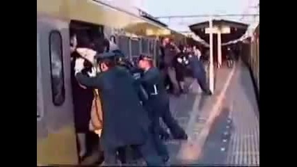 Как се побират извънредни пътници в метрото!