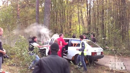 Рали кола се блъска в дърво