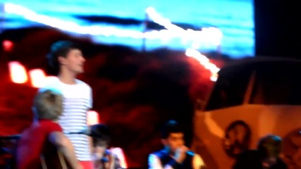 One Direction - Пеят I gotta feeling/valerie/stereo hearts and torn в Southend 19/12/11