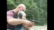 Бебе Се Учи Да Стреля С Пистолет