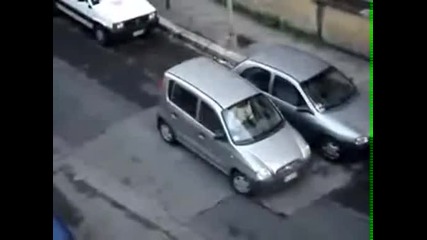 Жена се опитва да си паркира колата смях..