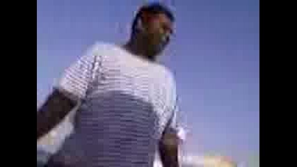 Веселяк продава скариди в Приморско 2