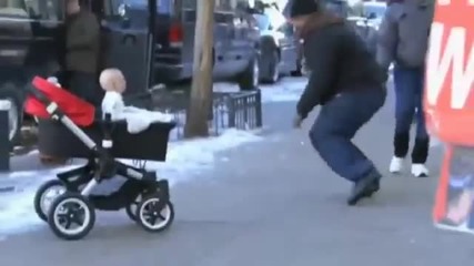 Смях ! Ужасна шега - Дяволско бебе ужасява хората по улиците в Ню Йорк !