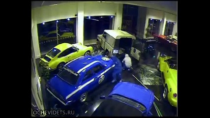 Нагли и бързи бандити крадат за минута скъп ретро автомобил от авто салон!