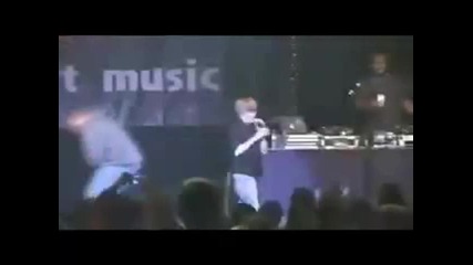 Удрят Justin Bieber с бутилка вода на концерт ! 