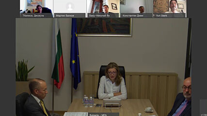 Вицепремиерът и външен министър Екатерина Захариева по време на посланическата конференция