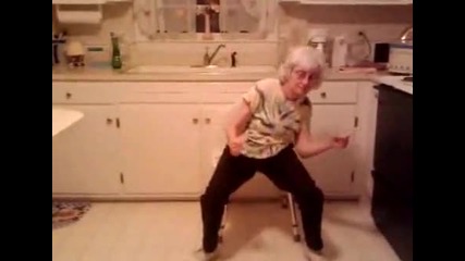 Бабка танцува смешно в кухнята