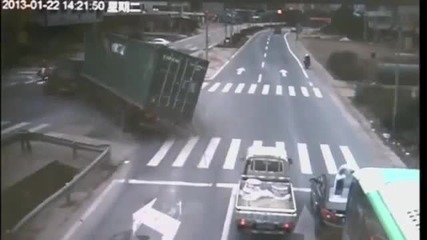 Камион се обръща на завой.