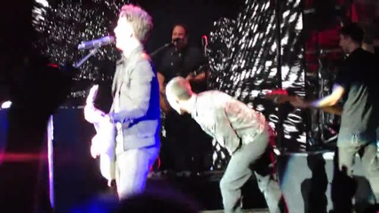 Забавно! Кевин, Джо и Ник не могат да пеят от смях,фенка хвърля бельото си на сцената (детройт)2013