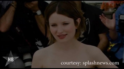 Emily Browning се показва полу-гола на екрана