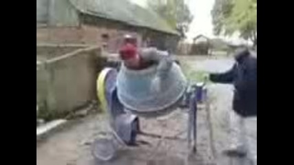 Деца си играят с бетонобъркачка