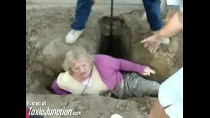 Дебела женица заклещена в дупка 