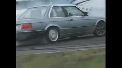 Srebrne Bmw E30 Turbo pali gume (hq)