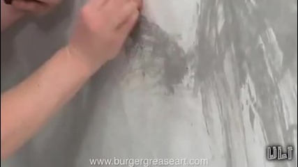 Човек рисува Мона Лиза с хамбургери 