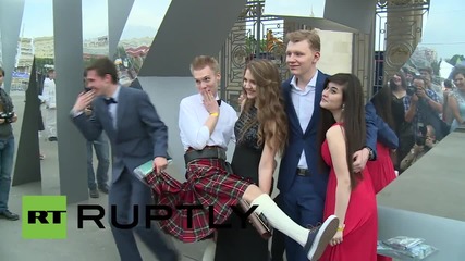 Хиляди руски студенти празнуват завършването си в парка "Горки"