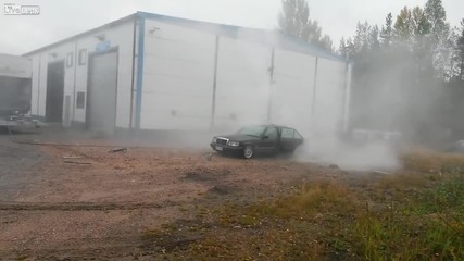 Разрушаване на Mercedes Benz 190 със водна струя!