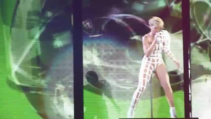 Hd Rihanna - Sos Live @ The Last Girl On Earth Tour