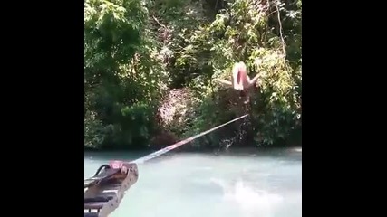 Момиче по бикини подскача на въже върху река!