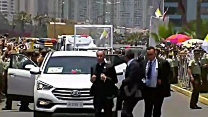 Папата спря конвоя си, за да помогне на полицай, паднал от кон