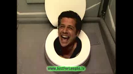Човек в тоалетната плаши хората (100 % Смях)