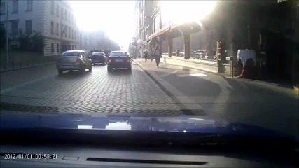 Идиот с Рено на жълтите павета