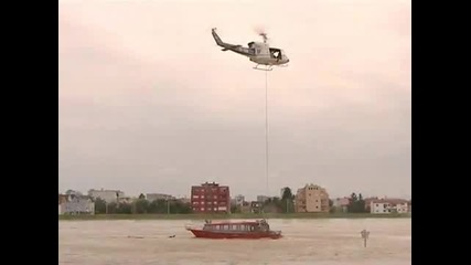 Операция за спасяване на човек от потъваща лодка 