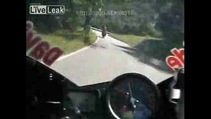 Моторист с гаджето си се удря в мантинела