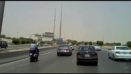 Луд арабин се вози на капака на кола