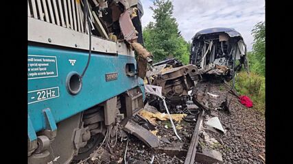 Жертви и десетки ранени след сблъсък на два влака в Чехия