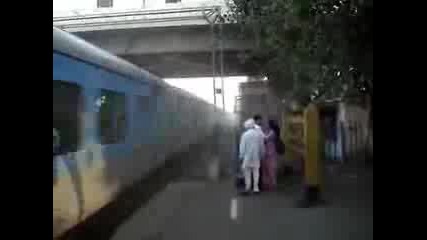 Влак Едвам Не Отнася Двама Индийци 