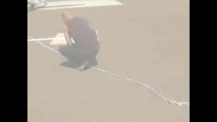 Човек задържа два самолета 1 минута